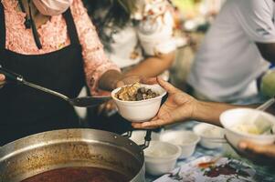 mãos do pobre pessoas Perguntando para Comida a partir de voluntários ajudando conceito do Comida doação foto