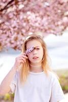 jovem mulher viajante olhando cereja flores ou sakura flor florescendo foto