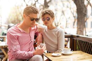 paquera dentro uma cafeteria. lindo amoroso casal sentado dentro uma cafeteria foto