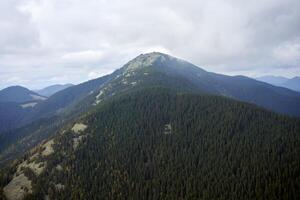 montanha panorama com nuvem céu cárpato Ucrânia foto