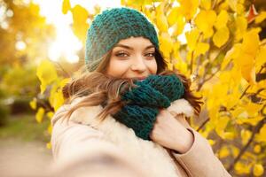 jovem menina leva uma selfie em a Backgroung outono lindo folhas. foto