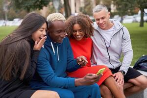 multi étnico amigos ar livre. diverso grupo pessoas afro americano ásia caucasiano gastos Tempo juntos foto