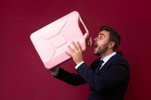 fechar acima retrato jovem homem homem de negocios. caucasiano cara o negócio terno estúdio vermelho fundo. foto