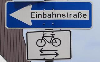 Sinal de trânsito de sentido único einbahnstrasse em alemão foto