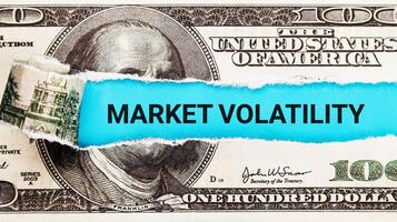 mercado volatilidade. a palavra mercado volatilidade dentro a fundo do a nos dólar. financeiro mercado volatilidade conceito. instável estoque mercado gráfico, rolo montanha-russa passeio do investimentos e negociação foto