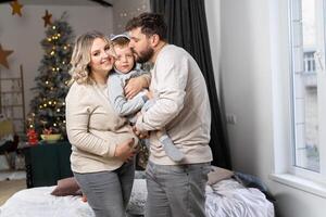 feliz família conceito mãe pai e filho ter Diversão às casa foto