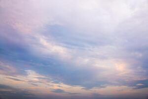 lindo dramático nublado céu pôr do sol fundo foto