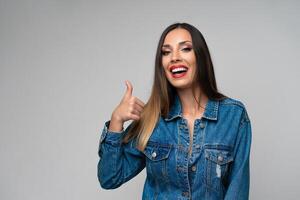 lindo caucasiano menina dentro uma jeans Jaqueta posando dentro a estúdio em uma branco fundo. foto