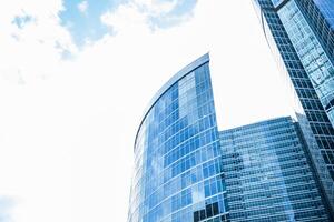 detalhe azul vidro construção fundo com nuvem céu foto