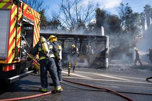 resgate equipe do bombeiros chegar em a carro batida foto