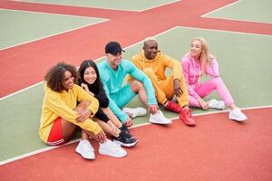 multiétnico grupo pessoas Adolescência amigos. afro-americano, asiático, caucasiano aluna gastos Tempo juntos multirracial amizade foto