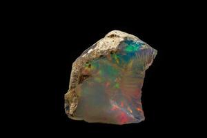 macro mineral pedra raro e lindo opalas em uma Preto fundo foto