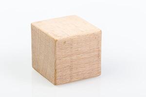 de madeira cubos em uma branco fundo foto