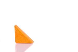 de madeira triângulo laranja cores em uma branco fundo foto