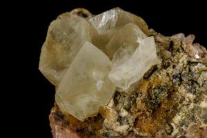 macro pedra apofilita mineral em Preto fundo foto