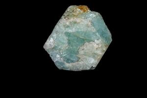 macro mineral pedra água-marinha em uma Preto fundo foto