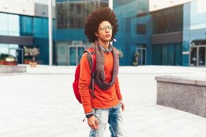 à moda misturado raça homem, ótimo Projeto para qualquer propósitos. jovem aluna cara. juventude estilo de vida. foto