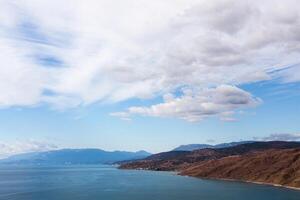 vista do mar do topo em um dia nublado foto