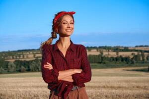 mulher agricultor em pé terras agrícolas sorridente fêmea agrônomo especialista agricultura agronegócio feliz positivo caucasiano trabalhador agrícola campo foto