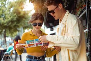 turista casal com mapa dentro capital cidade Europa foto