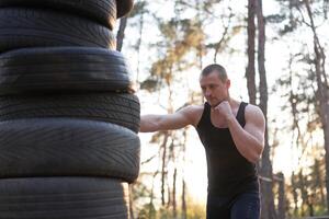 homem lutador Treinamento boxe ao ar livre ginástica exercite-se foto