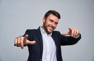 fechar acima retrato jovem homem homem de negocios. caucasiano cara o negócio terno estúdio cinzento fundo. foto