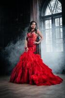 mulher vintage vermelho vestir velho castelo lindo Princesa dentro sedutor vestir foto