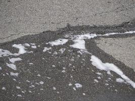 espuma de detergente no asfalto foto