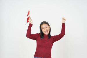 jovem ásia mulher dentro vermelho camiseta segurando indonésio bandeira, independência dia conceito isolado em branco fundo foto