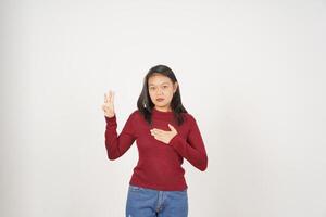 jovem ásia mulher dentro vermelho camiseta juramento faço a juramento isolado em branco fundo foto