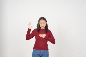 jovem ásia mulher dentro vermelho camiseta juramento faço a juramento isolado em branco fundo foto