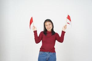 jovem ásia mulher dentro vermelho camiseta segurando indonésio bandeira, independência dia conceito isolado em branco fundo foto