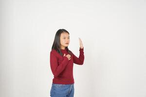 jovem ásia mulher dentro vermelho camiseta juramento faço a juramento isolado em branco fundo foto