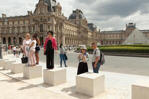 Paris, França - Junho 01, 2018 turistas levando selfie fotos dentro frente do a grelha pirâmide. grelha pirâmide piramide du grelha é 1 do a a Principal atrações do Paris