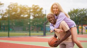 basquetebol afro americano homem amigos Treinamento caucasiano mulher multirracial amizade afro cara instrutor ensino fêmea foto