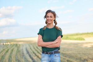 mulher agricultor em pé terras agrícolas sorridente fêmea agrônomo especialista agricultura agronegócio feliz positivo caucasiano trabalhador agrícola campo foto