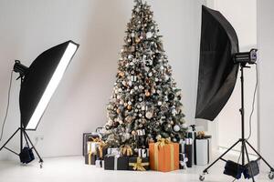 Natal árvore dentro branco interior foto estúdio com à moda Preto e laranja presente caixa em pé gostar modelo com instantâneo luz