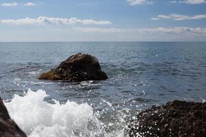 pedra dentro a mar ou oceano foto