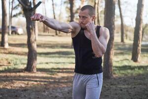 homem lutador Treinamento boxe ao ar livre ginástica exercite-se foto