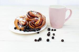 rústico com Preto atual baga torta em branco fundo. foto