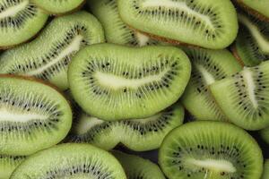 fechar-se do kiwi fruta fundo com espaço para cópia de espaço texto. kiwi fatias com uma lindo fenda foto