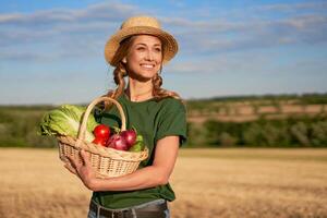 mulher agricultor Palha chapéu avental em pé terras agrícolas sorridente fêmea agrônomo especialista agricultura agronegócio feliz positivo caucasiano trabalhador agrícola campo foto