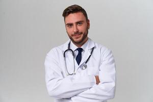 jovem bonito moderno médico dentro uma branco médico vestido carrinhos dentro a estúdio em uma branco fundo. aluna estagiário do uma médico universidade. foto