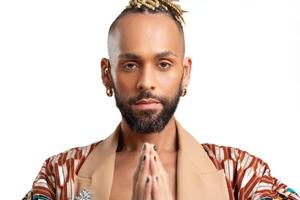Afro-Americano gay homem retrato com oração mãos foto