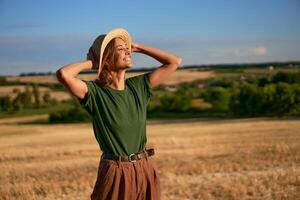 mulher agricultor Palha chapéu em pé terras agrícolas sorridente fêmea agrônomo especialista agricultura agronegócio feliz positivo caucasiano trabalhador agrícola campo foto