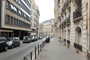 motocicletas e ciclomotores dentro a rua estacionamento em uma ensolarado verão dia dentro Paris França pode 2018 foto