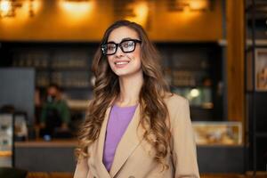 o negócio mulher restaurante proprietário vestido elegante terninho em pé dentro restaurante com Barra contador fundo foto