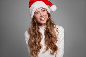 mulher Natal santa chapéu suéter branco estúdio fundo foto