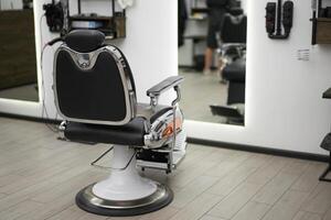 clássico vintage barbeiro cadeira carrinhos oposto espelho à moda branco barbeiro fazer compras interior. foto
