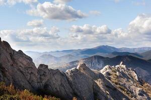 panorama com amarelo e verde árvores contra montanhas e a lindo céu foto